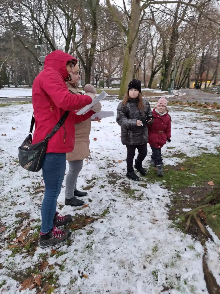 szülők és gyerekek együtt keresik a meglepetéseket egy térkép segítségével